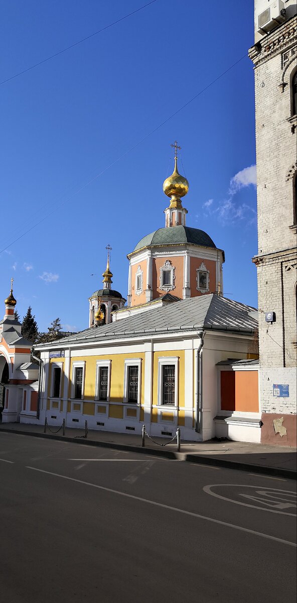 Вид на церковь Живоначальной Троицы со стороны 1-го Троицкого переулка