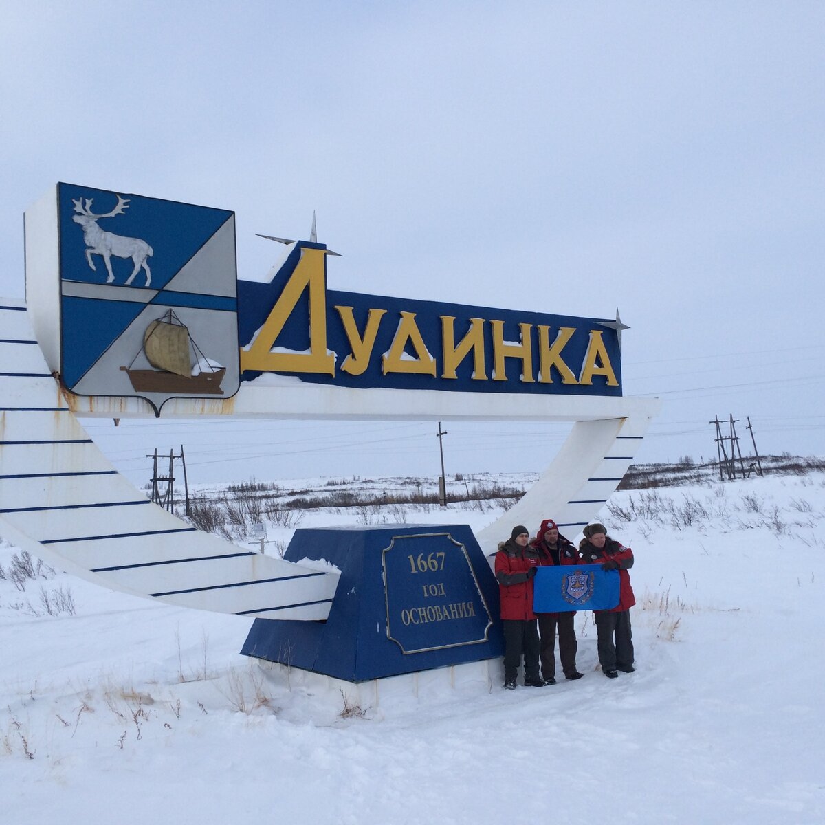 Город в Арктике, где снегоходы отбивают места на парковках у автомобилей. Кто же победит?