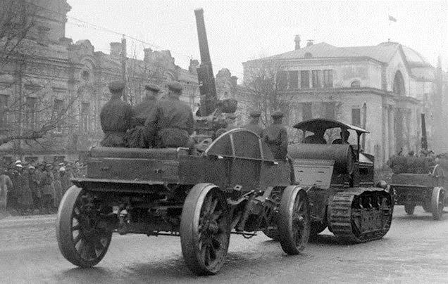 Буксируемая гусеничным артиллерийским трактором «Коммунар» повозка для механической тяги ЗУ-25 с 76-мм зенитной пушкой обр. 1914/15 г. на Первомайском параде. Киев, начало 30-х гг.