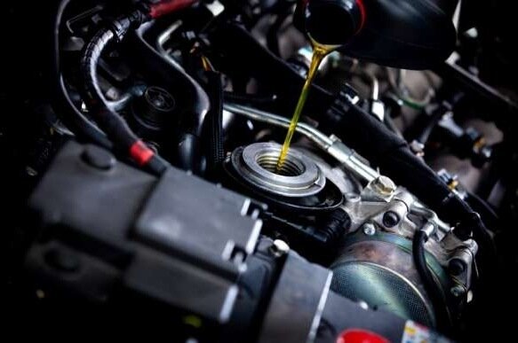 Всем привет))) 
По поводу моторного масла существует несколько заблуждений: например, синтетическое масло нельзя заливать в мотор с большим пробегом, "минералка" по всем параметрам гораздо хуже "синтетики" и смешивать их ни в коем случае нельзя. Также существуют заблуждения по поводу классификации и индекса вязкости на канистре с маслом (5W40 однозначно "синтетика", а 15W40 однозначно "минералка"). А как на самом деле?

МИФ: "Нельзя смешивать синтетическое масло с минеральным – оно свернется"

ПРАВДА:
Это не так. Современные синтетические масла спокойно переносят смешивание с минеральными или полусинтетическими маслами одного производителя. Однако следует помнить, что при смешивании минерального и синтетического масел происходит снижение свойств последнего. Смешивание масел разных производителей не рекомендуется.
