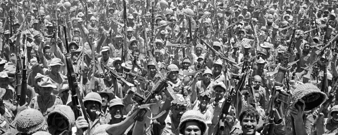 В связи с этим Израиль объявил мобилизацию, а также добровольное вступление в армию. За два дня её ряды пополнились на 130 тыс. человек. Однако арабы располагали силами как минимум вдвое превышающими израильские. Некоторые новобранцы израильской армии были вооружены винтовками конца XIX века.