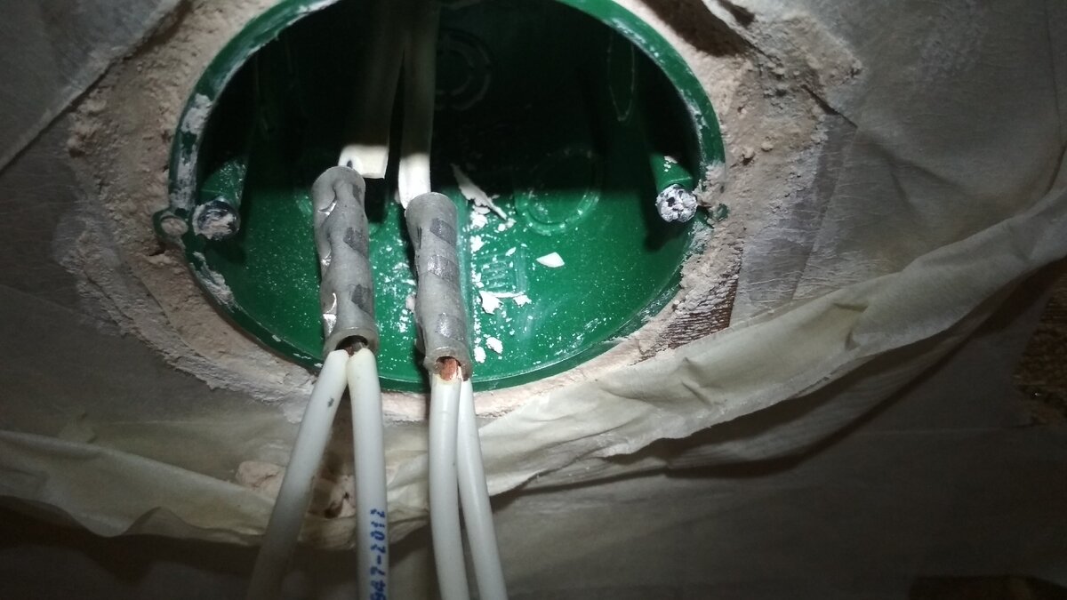 Данное соединение выполнено при помощи лужения, с использованием антиоксидной токопроводящей пасты. Тем не менее, его желательно оставить доступным.