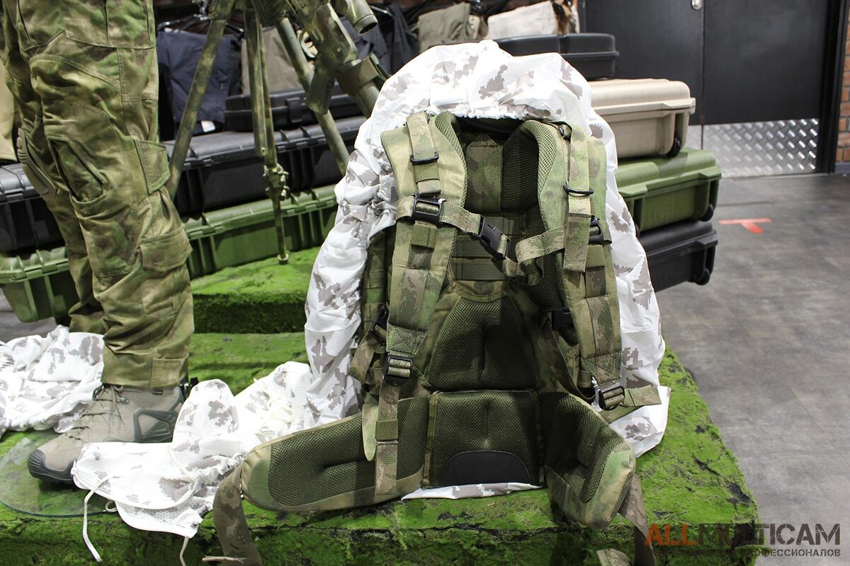 Легко надевается, имеет небольшой вес и объем, оснащен регулировкой