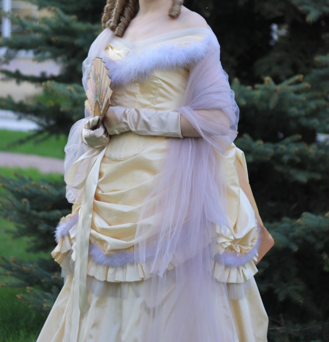 Детали платья. Всё очень хорошо сшито. Шили платья по эскизам того времени. Фото: из личного архива