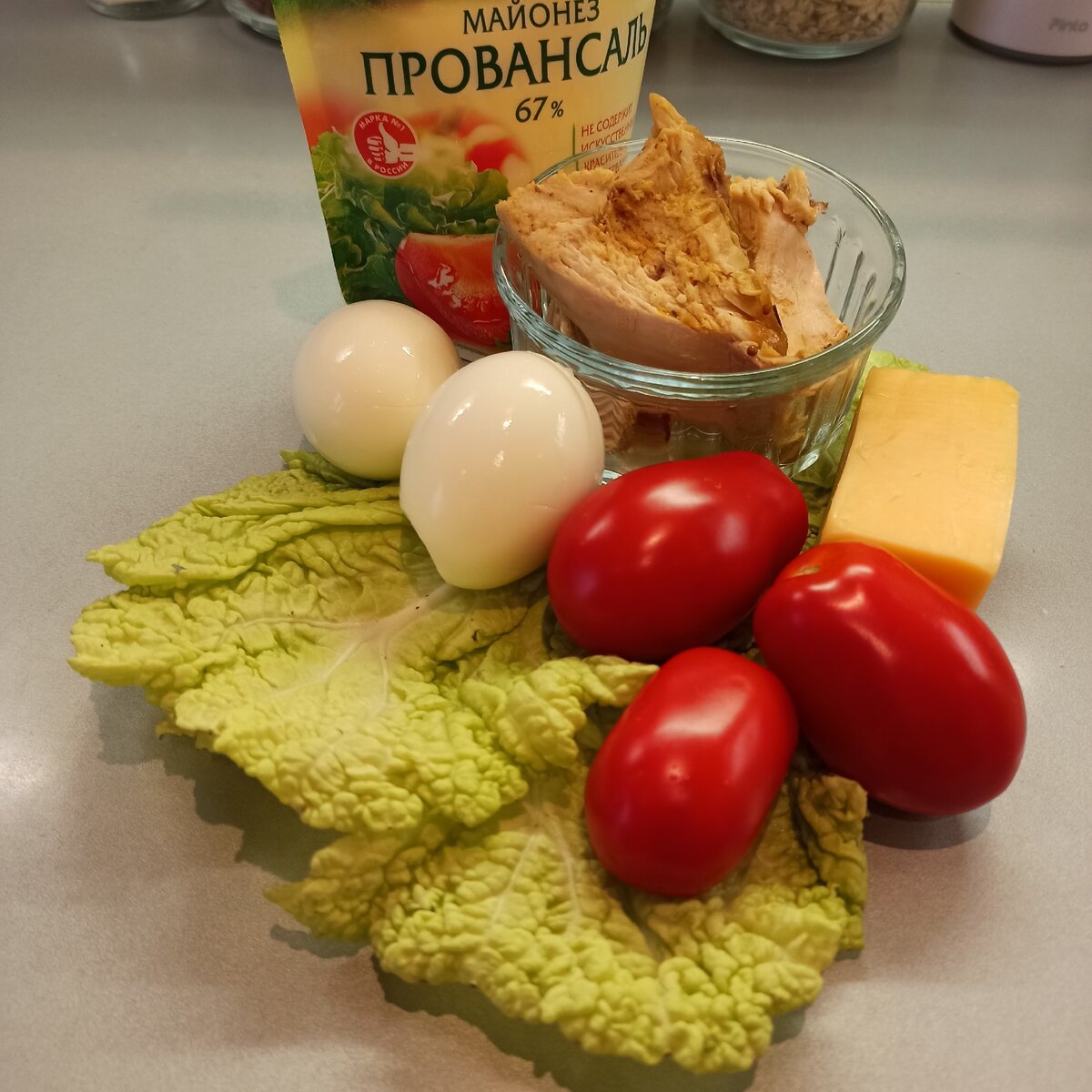 Куриное филе, помидоры, яйца, сыр, лист салата, майонез