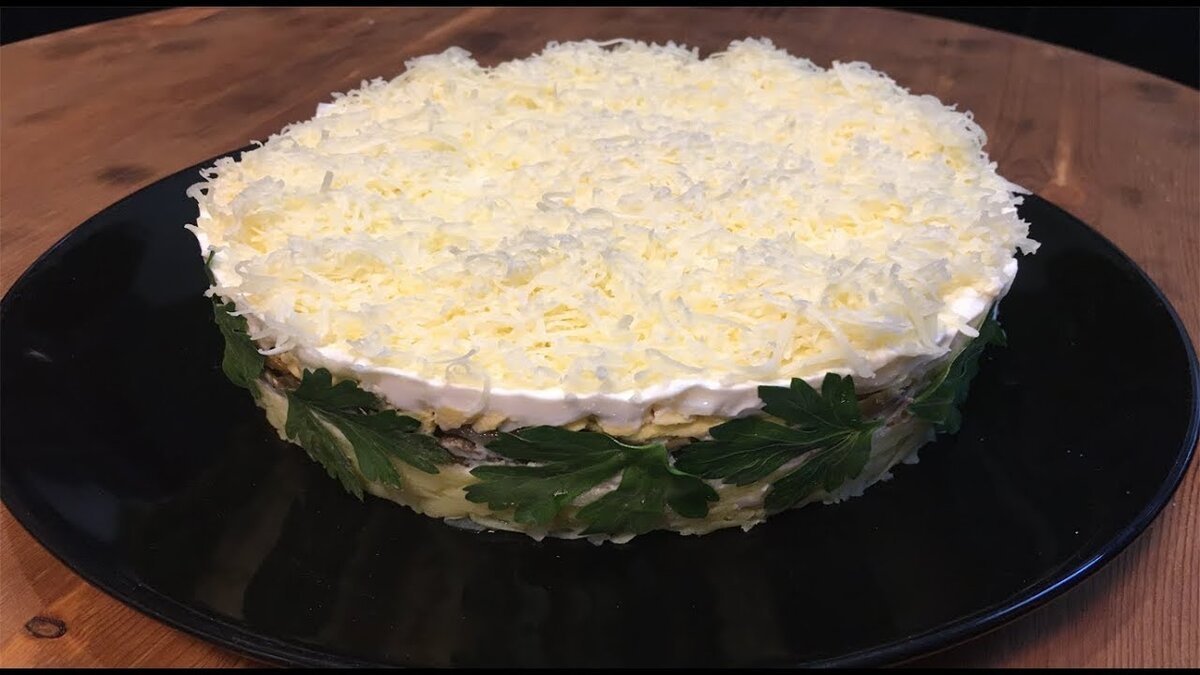 салат получается вкусным,сытным,ароматным и нежным.