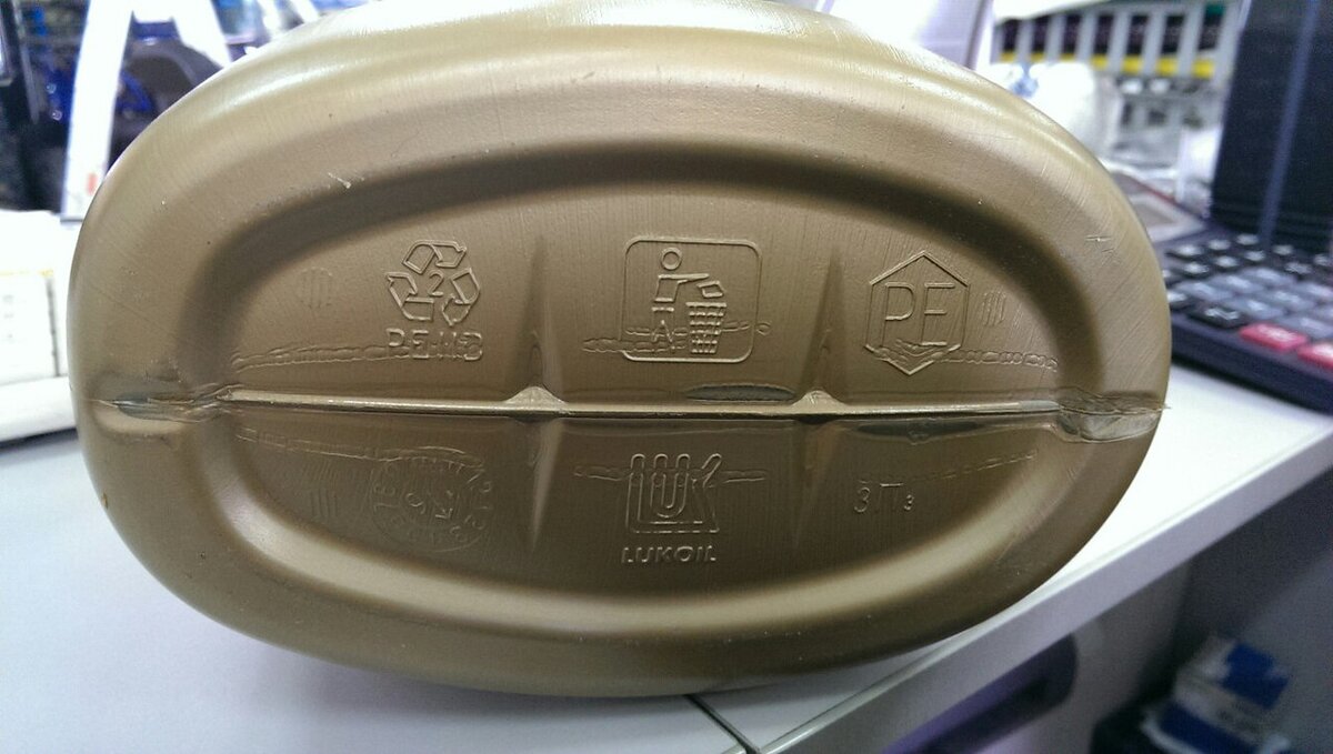 Подлинность канистры лукойл. Как проверить масло лукойл на подлинность. Масло лукойл 10w 40 синтетика. Подлинность канистры лукойл. Лукойл люкс 10 40 полусинтетика.