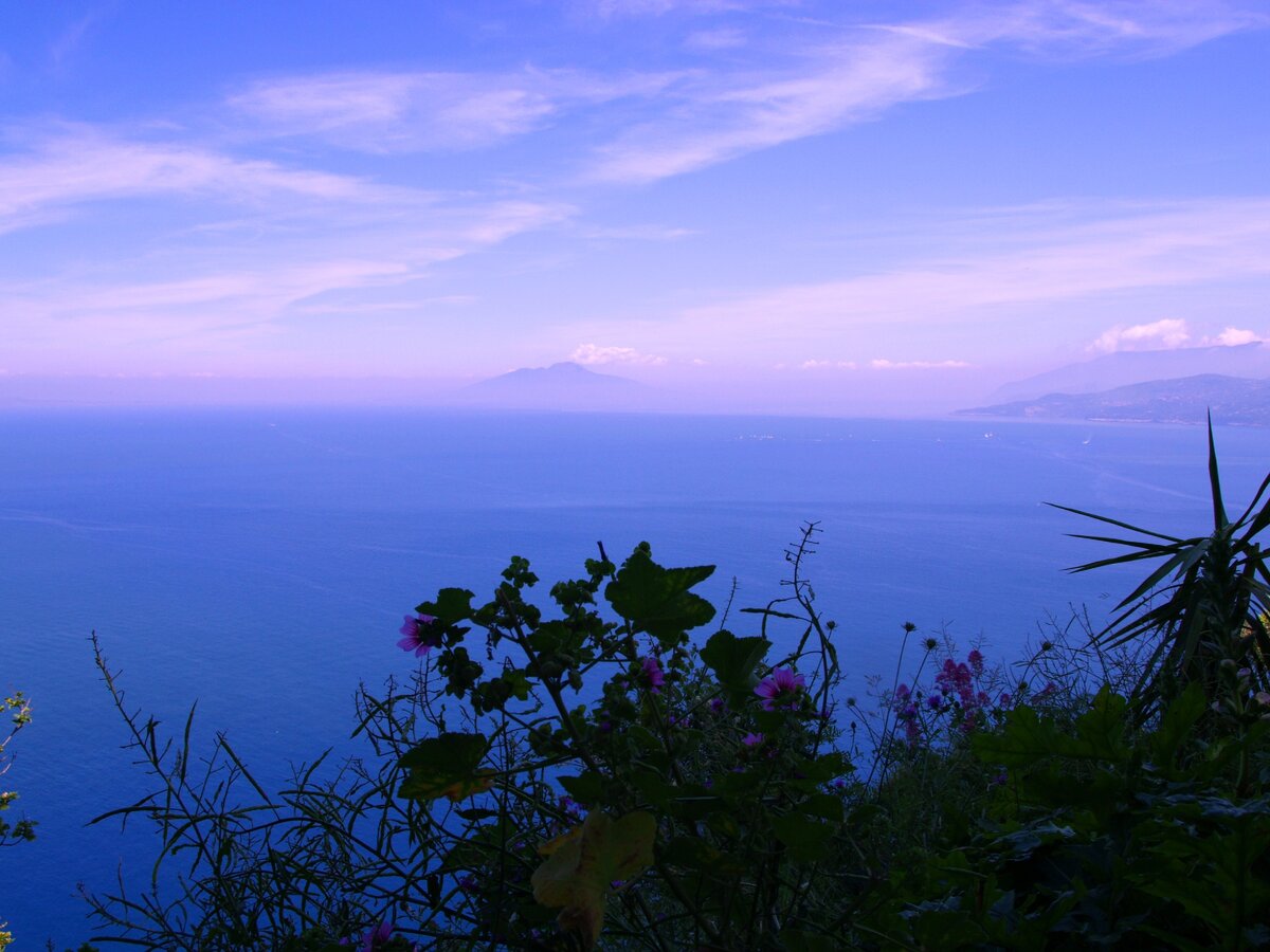 Иногда даже Везувию нужно вздремнуть... (вид на спящий Везувий с острова Капри)