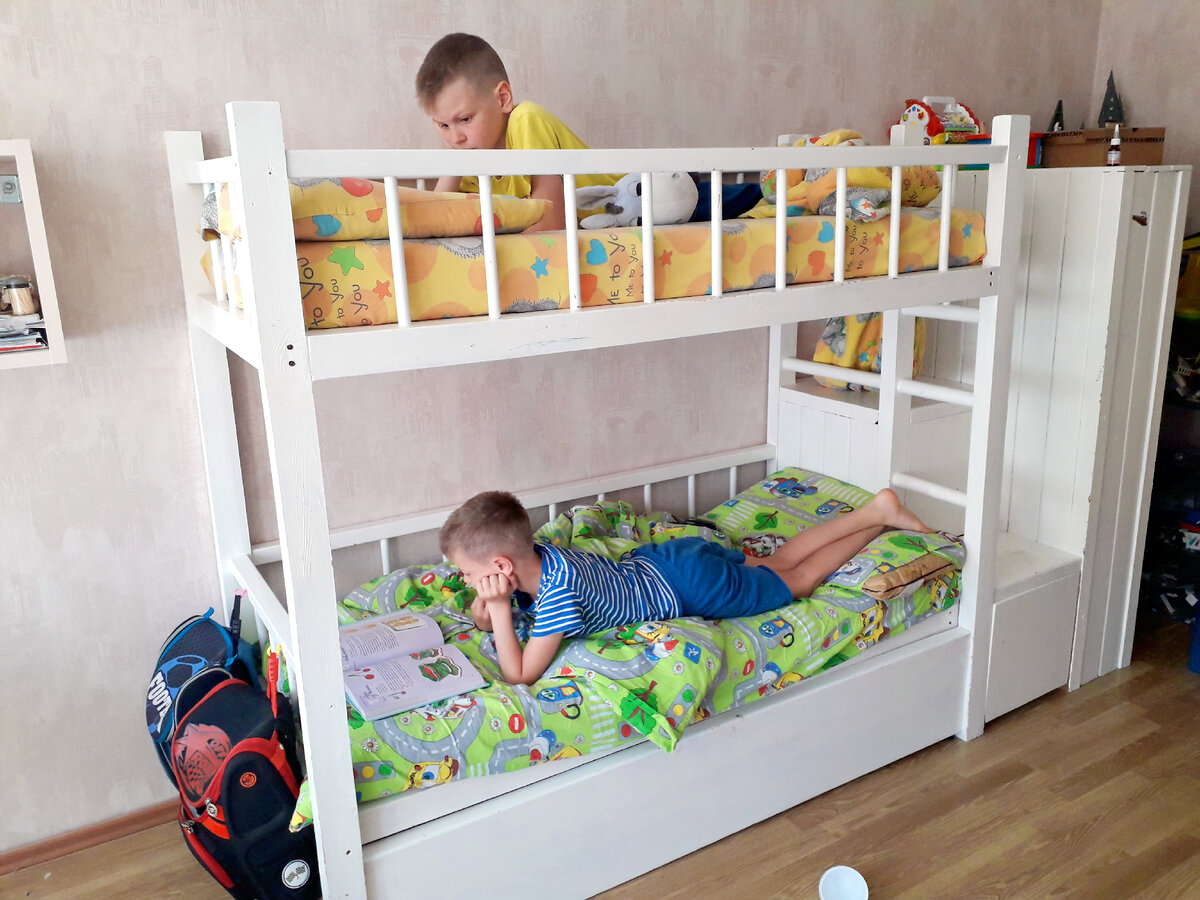 Старший любит художественные книги, а средний - энциклопедии.