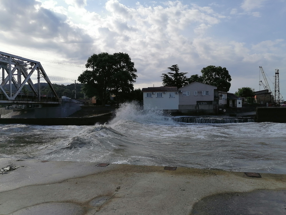 Шторм в Кудепсте, 2020. Морские волны идут против течения реки. 