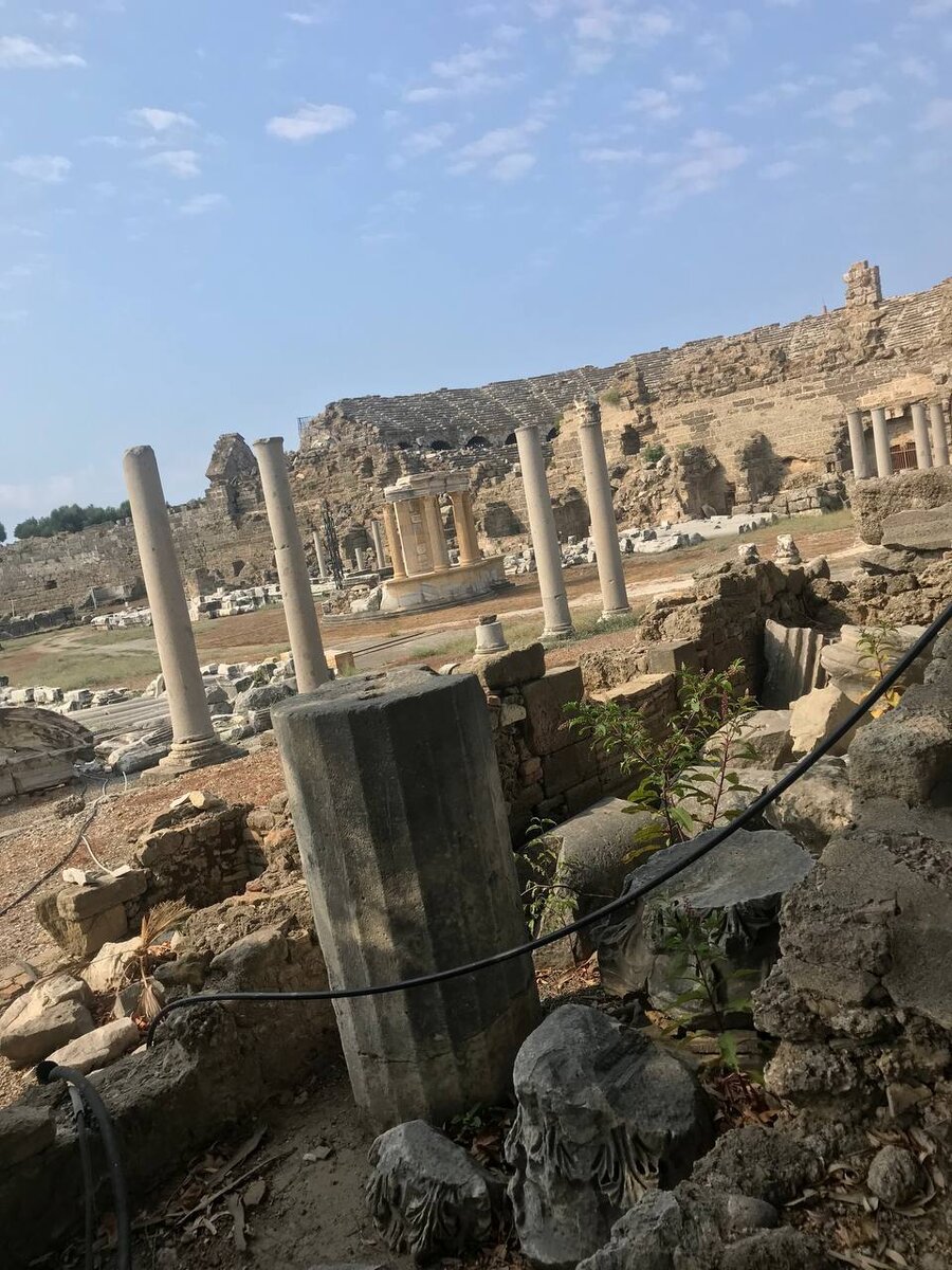 фото автора - развалины городского рынка. Здесь совершались сделки по продаже рабов, а также обсуждались политические и экономические дела. В центре агоры был построен круглый храм с 12 колоннами. 