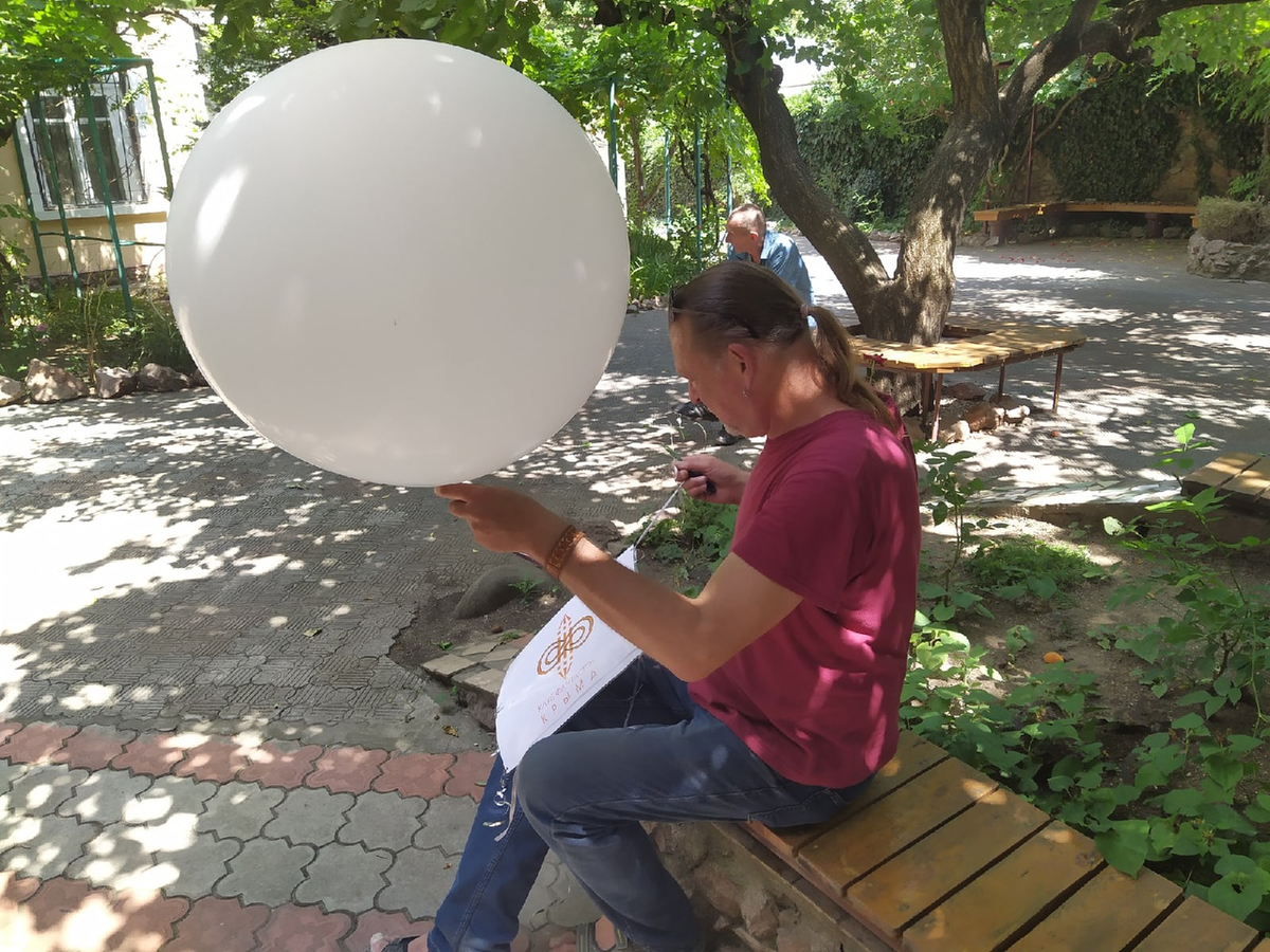 Валерий Гаевский готовит к полёту "стратостат", которому предстоит поднять "знамя" Клуба (с) Фото: Н. Остапцов