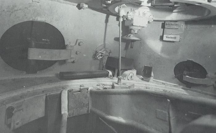 На данном фото виден шток соединяющий погон башни с командирской башенкой. Он отвечал за статичное положение азимутной шкалы. 