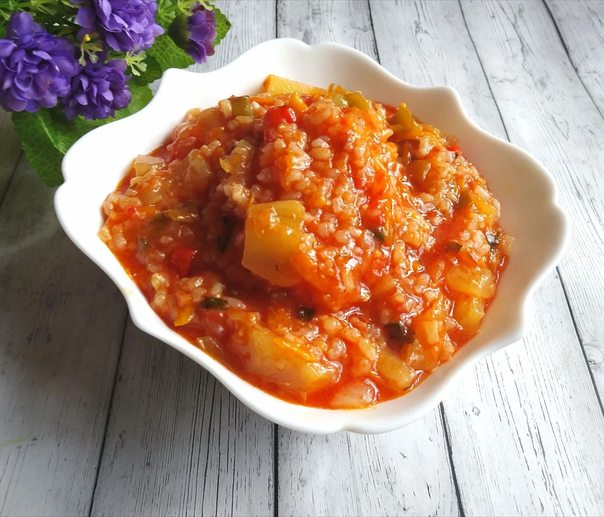 В 90-е мама закатывала по 15 банок салата "Сытный"с кабачками. И салат, и второе в одной банке, и на хлебушек намазать вкусно