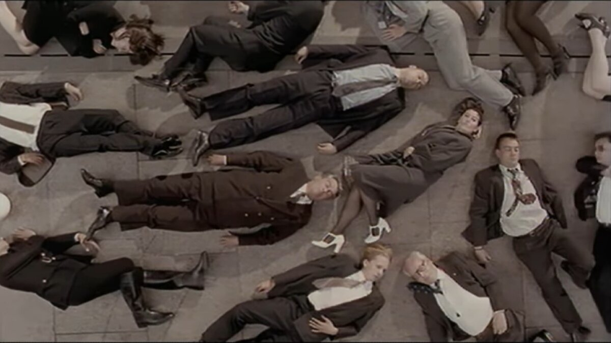 Кадр из очень странного клипа Radiohead