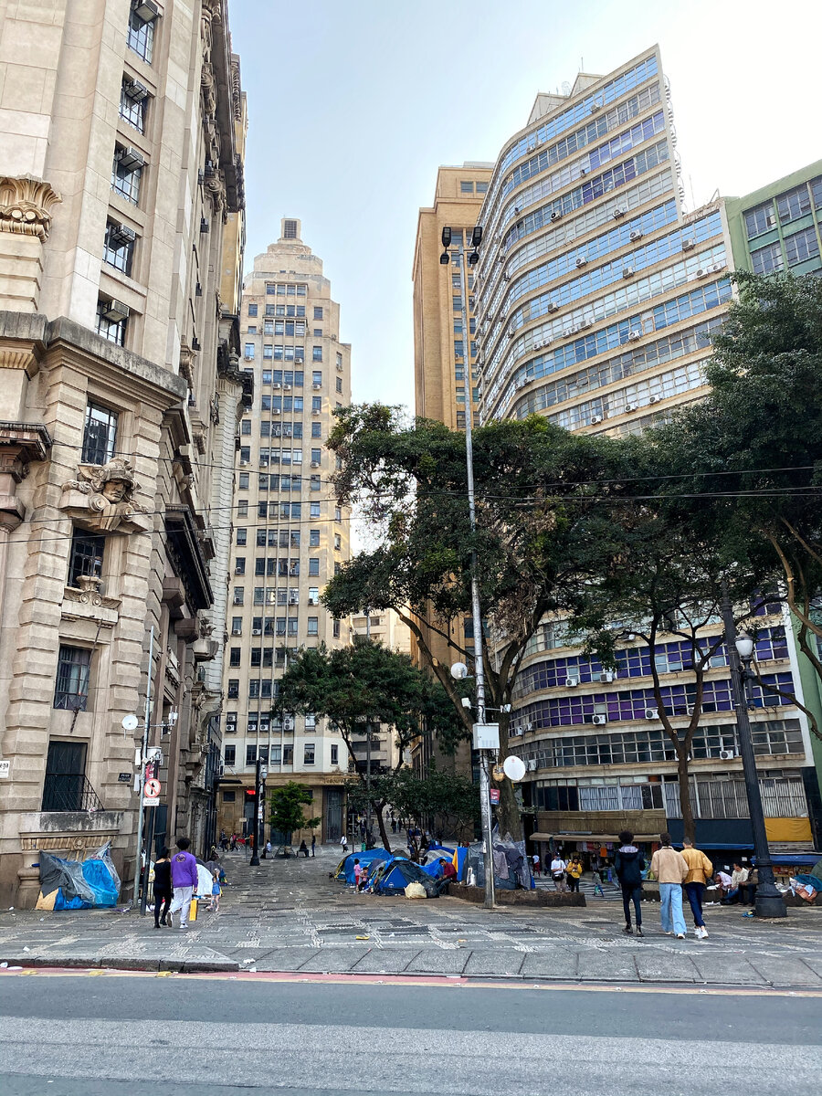 А тут внимание обратите на нижнюю часть снимка. Опять-таки контраст — палатки бездомных прям в городе, в его исторической части.