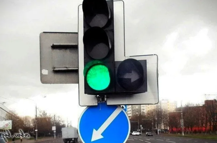 Движение под секцию светофора. Светофор с дополнительной секцией. Зеленый светофор. Дополнительная стрелка на светофоре. Сигналы светофора с доп секцией.