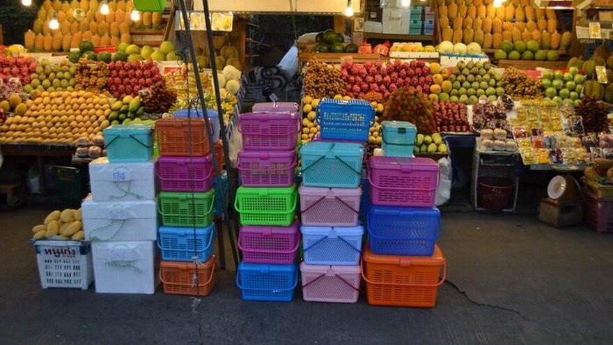 Вот с такими корзинками были почти все пассажиры. Фото из интернета