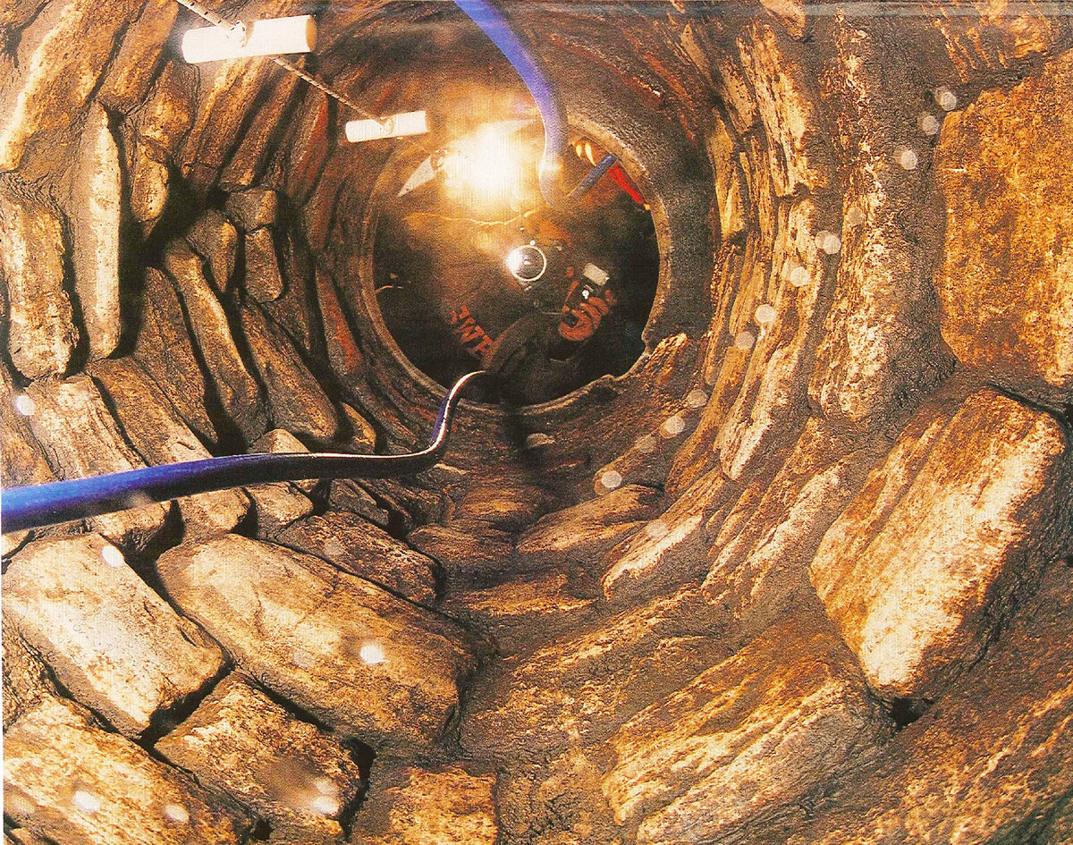 Ένα ολόκληρο συγκρότημα από τούνελ, δεξαμενές, πηγάδια και ιερούς χώρους έχει ανακαλυφθεί και εξερευνηθεί κάτω από την Αγία Σοφία στην Κωνσταντινούπολη από το 2005.-3