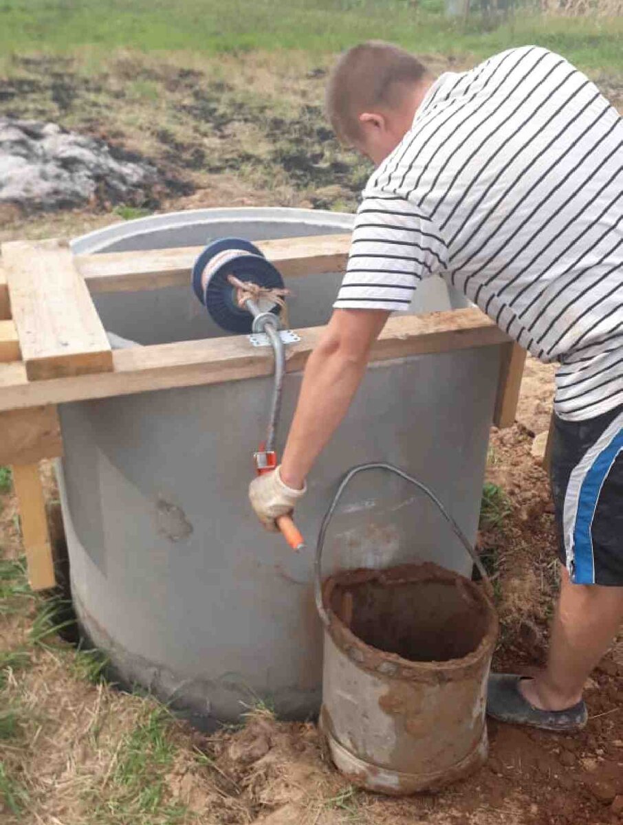Докапывание септика с помощью самодельной лебедки