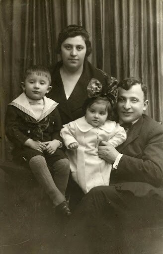 Мечислав Вайнберг с семьёй.