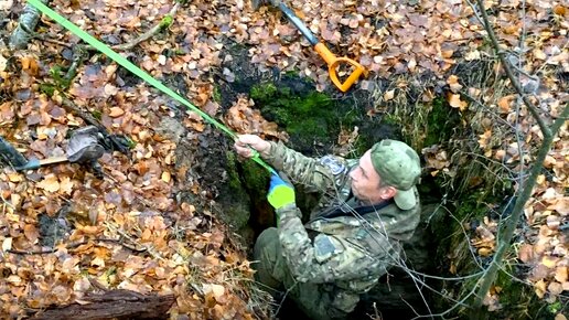 Обнаружил в лесу старый колодец. Решил в него спустится с металлоискателем.