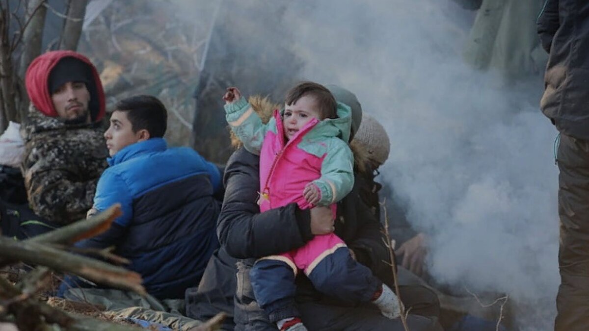 Люди здесь ночуют под открытым небом, на холодной земле. 