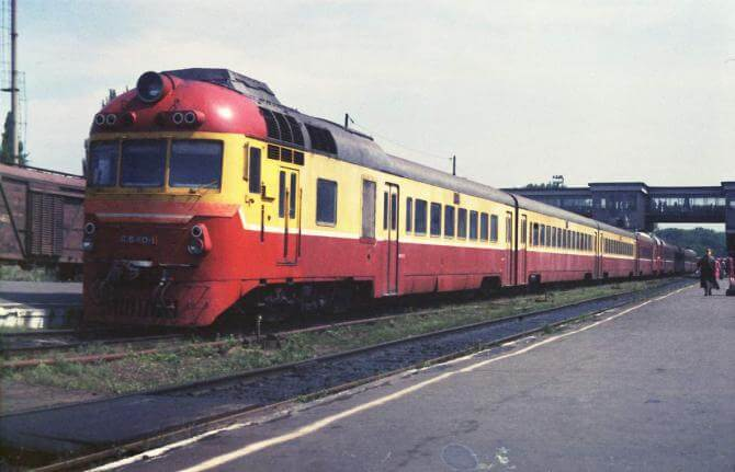 Источник фото http://kamensk-obzor.ru/rertro-foto/434-dizel-poezd-d1-292-3-na-stancii-lihaja-foto.html