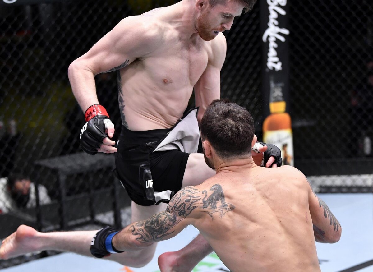 То самое колено в бою Кори Сэндхаген vs Фрэнки Эдгар