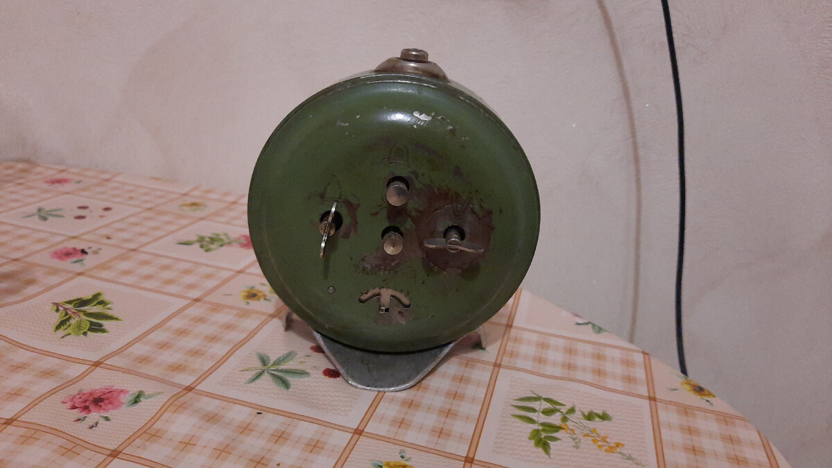 Задняя часть будильника