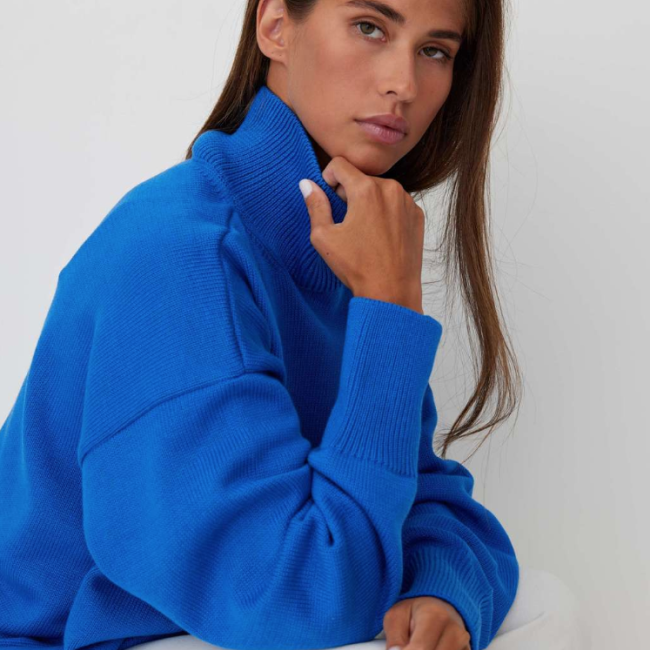 Свитер свободного кроя средней вязки