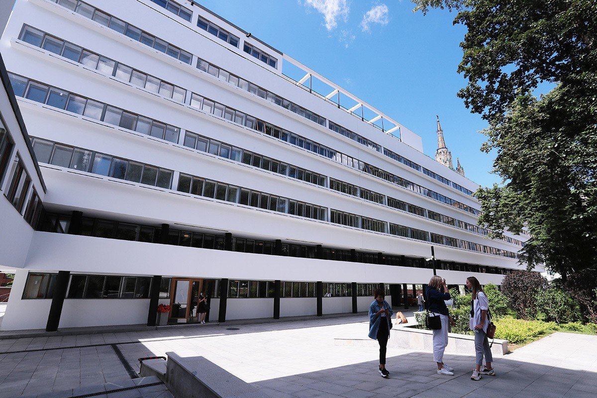 Экспериментальный дом, который не только похож на белоснежный корабль, даже квартиры в нем похожи на каюты