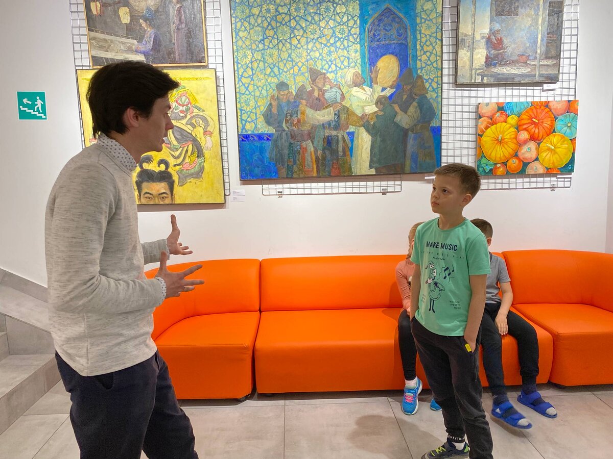 Общение одного из художников с детьми на выставке