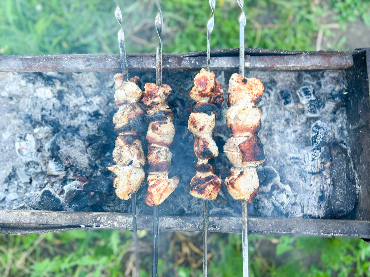 Просто заливаем мясо газировкой и оставляем на ночь: рецепт шашлыка от  моего мужа | Сладкий Персик | Дзен