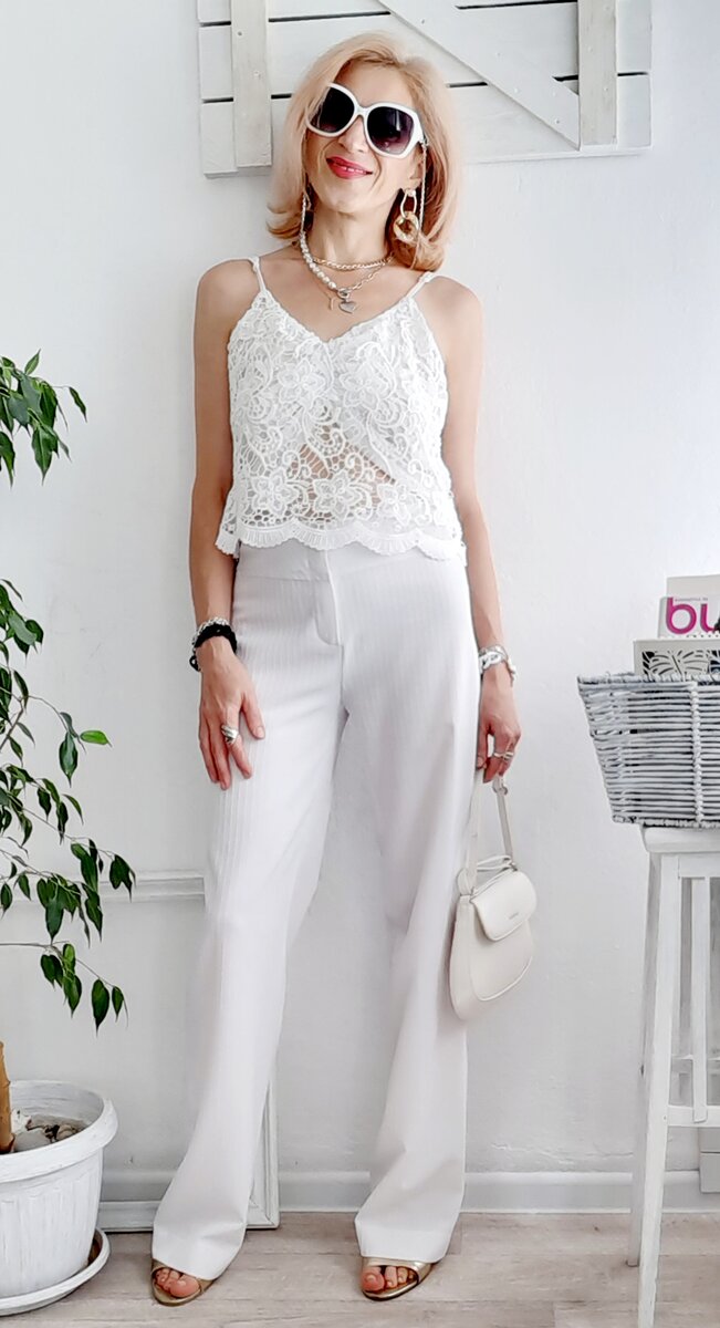 Топ и брюки из секонд-хэнда.