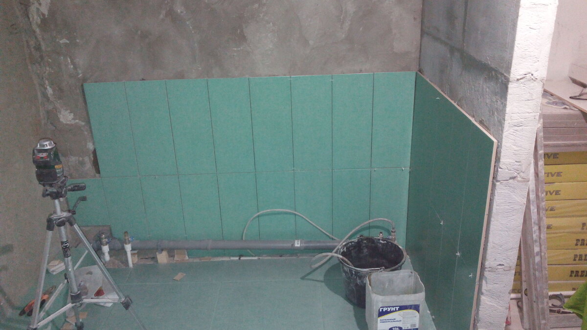 10 лет назад. Программист в первый раз сам кладет плитку. Монтаж электрики и труб уже выполнен. Фотка своя.