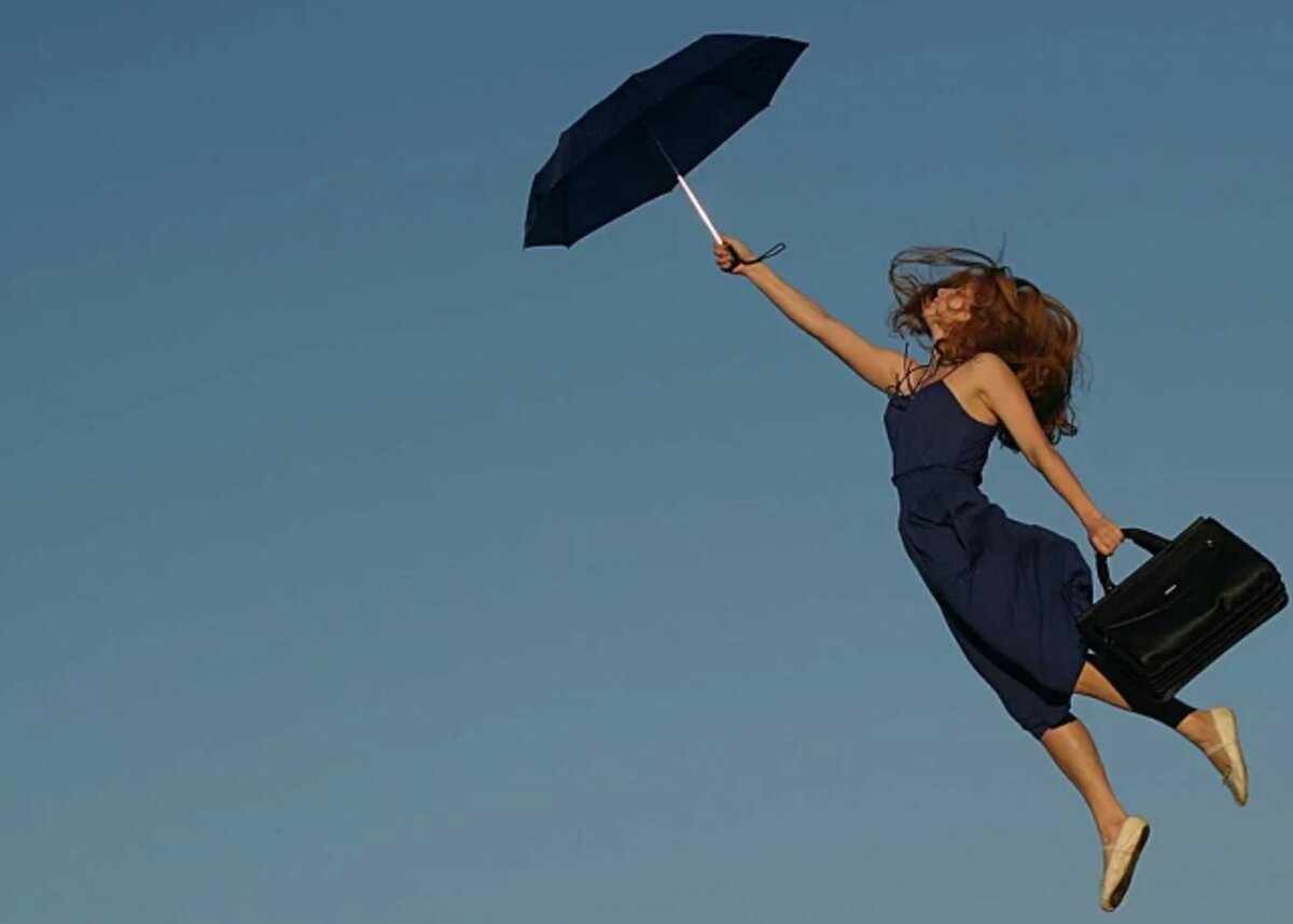 Женщина с зонтиком. Счастливая девушка. Девушка летит. Летающий зонтик.