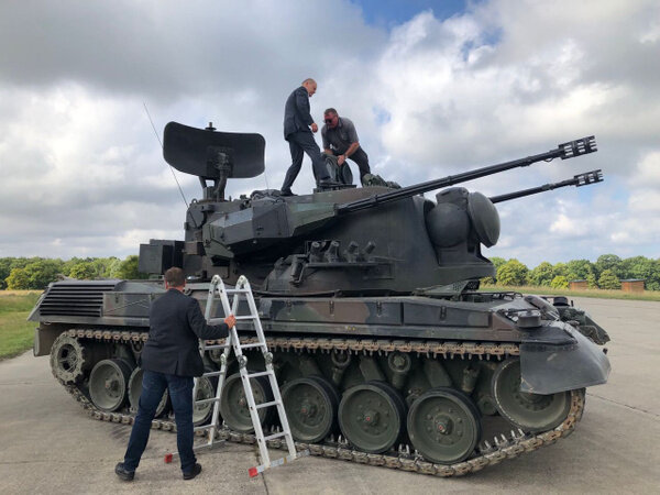 Олаф Шольц на ЗСУ Gepard. Обложка © Twitter / @AZmilitary1
