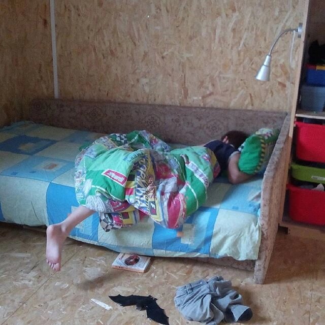 Уходишь на работу - школьник еще спит