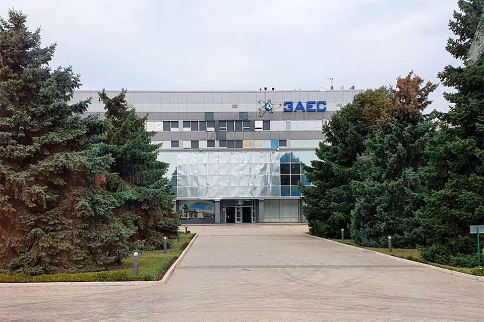     Утром 4 сентября стало известно, что при очередном обстреле Украиной Запорожской АЭС артиллерийский снаряд попал в один из энергоблоков и пробил его стену насквозь. Олег АДАМОВИЧ