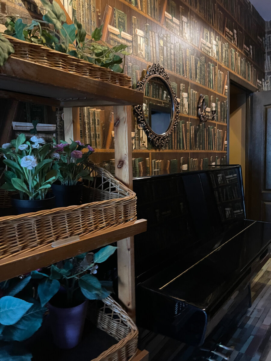 В кафе два зала, их разделяет коридор с пианино, можно сыграть