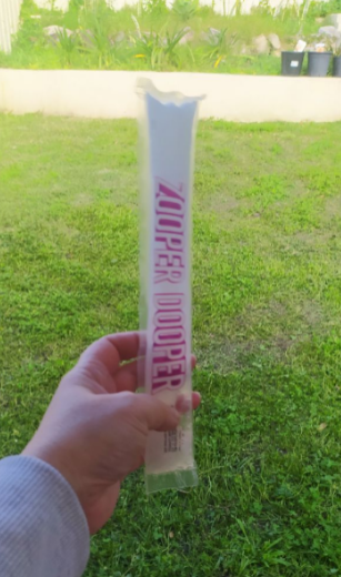 Замороженная жидкость( состав бывает разный) в плотном пластиковом пакетике. Верх отрежем ножницами, низ обернем салфеткой, чтобы не таял, и....вуаля)))