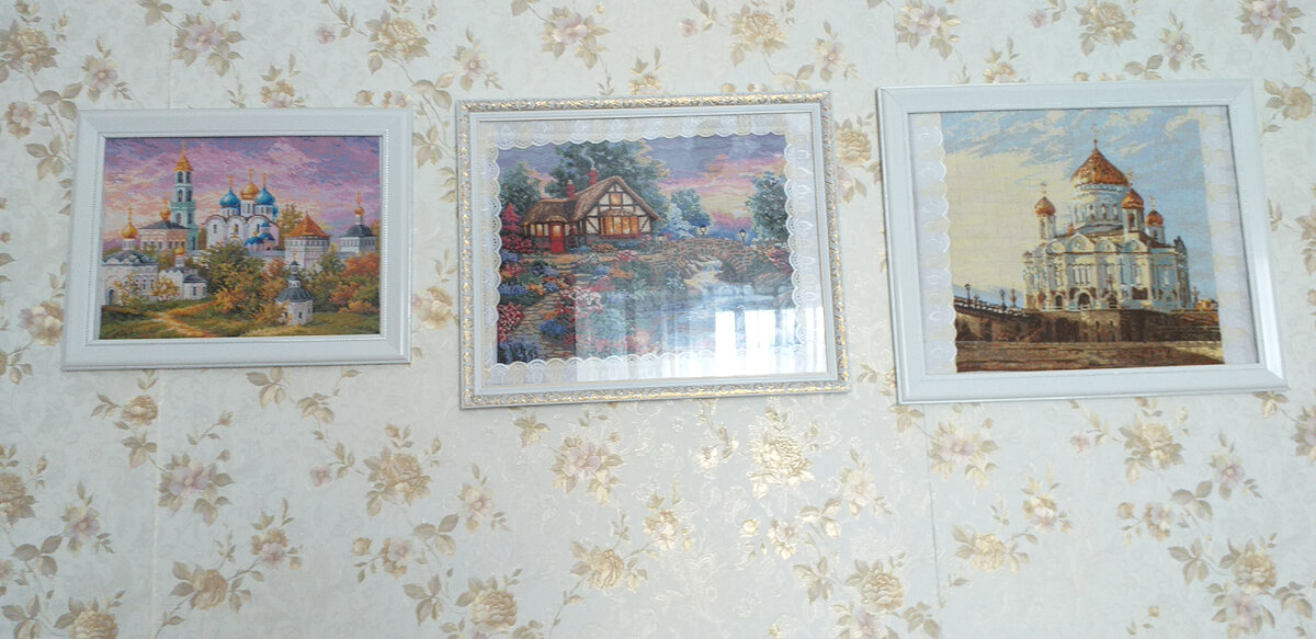Вышивки крестиком.Первая картина-Сергиево-Троицкая лавра.Крайняя-храм Христа-Спасителя