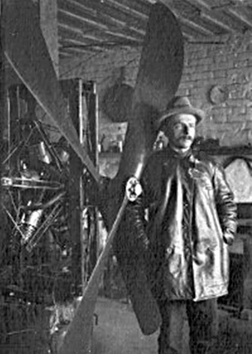 Анатолий Уфимцев в своей мастерской