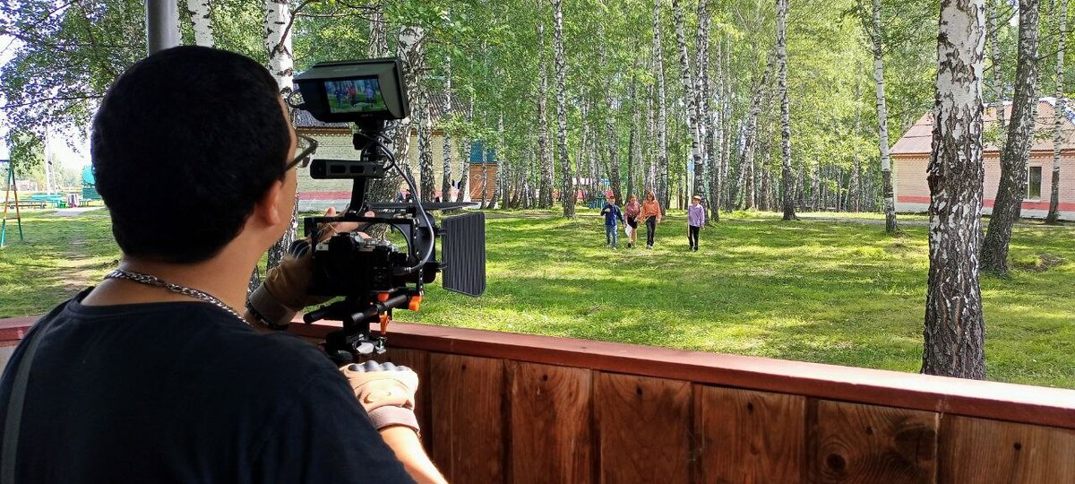 Ну очень дальний план.