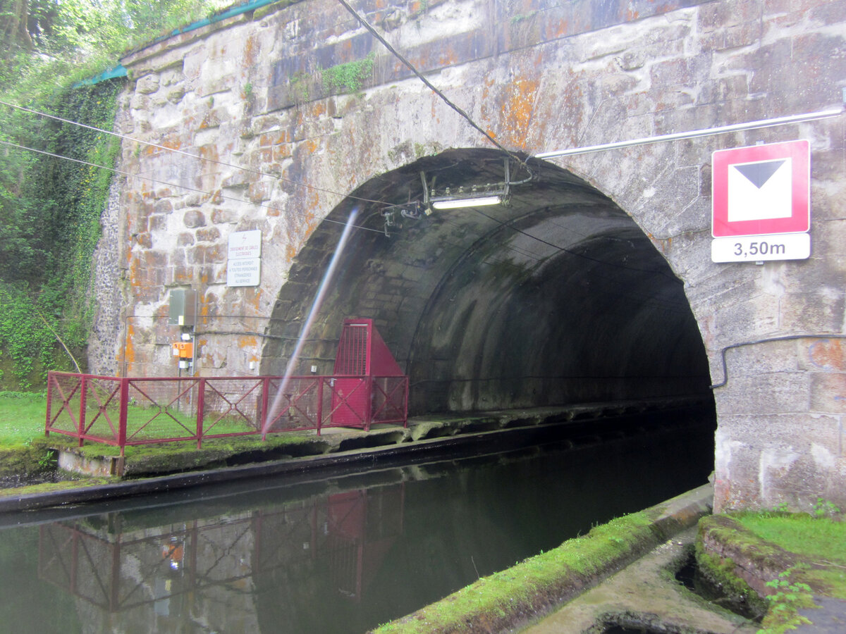 © Maarten Sepp / CC BY-SA 3.0 (Riqueval Canal Tunnel)