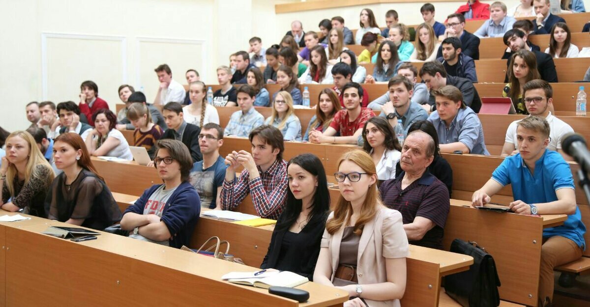 Russian higher education. Студенты в аудитории. Институт студенты. Студенты на кафедре. Аудитория российского вуза.