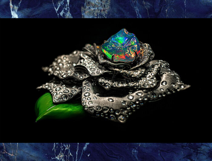 Брошь в форме цветка.