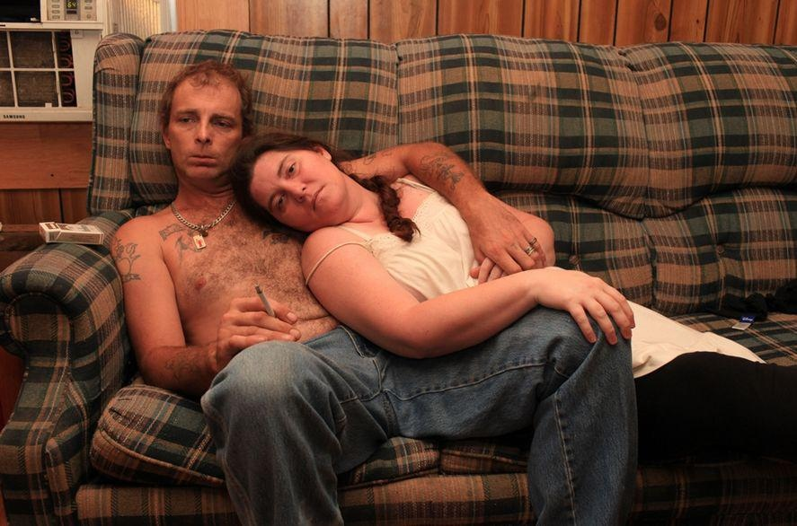 Молодежь сейчас стала гораздо умнее, чем лет 30 назад. Такой жизни, как на картинке, не хочет никто.