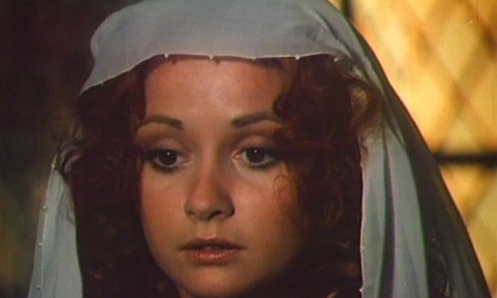 Некоторые отечественные актрисы начинали свою карьеру с весьма вульгарных сцен, а кто-то даже снялся в фильмах 18 плюс.-4